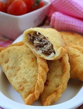 Чебуреки с мясом.Ингредиенты (на 20 штук):Ингредиенты:4 ст мука1 яйцо1 ст.л растительное масло2 ст.л ...