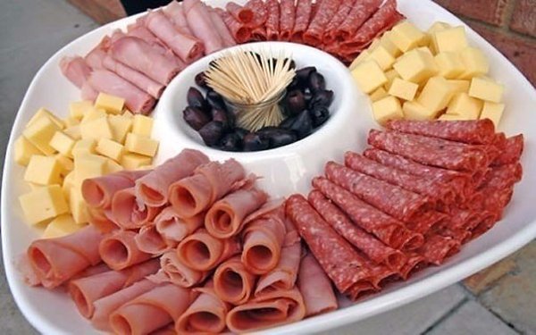 Идеи оформления мясной нарезки на праздничный стол - 7