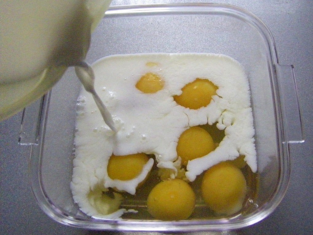 Омлет молоко и яйца. Яйца в молоке. Яичница на молоке. Ингредиенты для омлета. Что можно сделать из яиц без молока