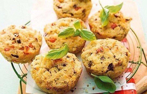 Овощные маффины с курицей! Ингредиенты: 1 кг фарша из куриных грудок 1 небольшой кабачок 2 моркови ...