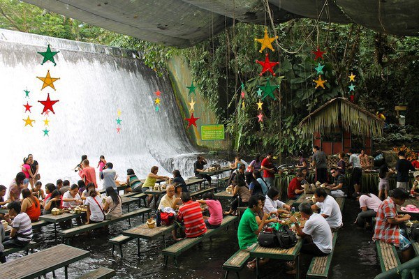Отель Villa Escudero (Филиппины) организовал свой ресторан у самого настоящего водопада.
