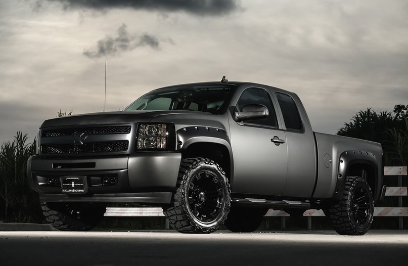 Customized Chevrolet Silverado - 3