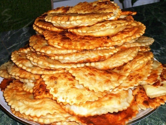 Чебуреки домашние. Готовим вкусно, просто, быстро. Чебуреки домашние получаются тоненькие и ...