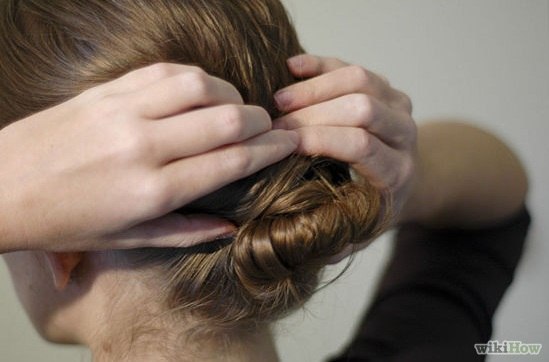 Закрученный пучок волос можно сделать очень быстро, он будет смотреться оригинальнее, чем просто ... - 6
