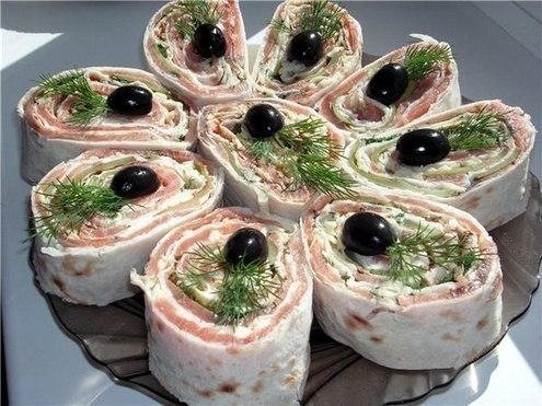 Закуски из лаваша. 13 вариантов.Развернуть лаваш (тонкий), положить на него начинку и свернуть ...