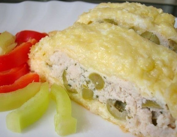 Рулет из сыра и курицы.Ингредиенты: куриное филе (или готовый куриный фарш) – 300 г сыр «Российский» ...