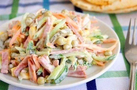 Очень простой и вкусный салатик.Ингредиенты:нежирную колбаску,огурцы маринованные,огурцы ...