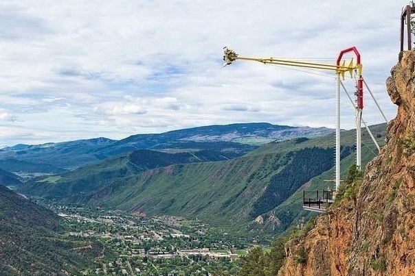 Гигантские Качели Каньона (Giant Canyon Swing), расположенные в Парке Аттракционов Гленвуд Кавернс ...