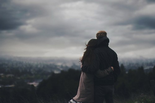 Привет, дорогая! Я видел тебя.Вчера, на дороге, с твоим новым мужем.И что-то так больно кольнуло ...