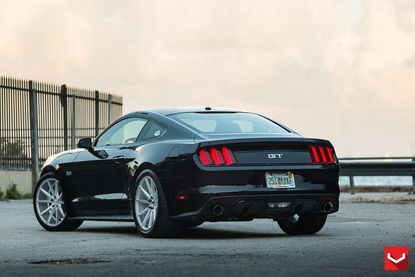 Ford Mustang GT - 2