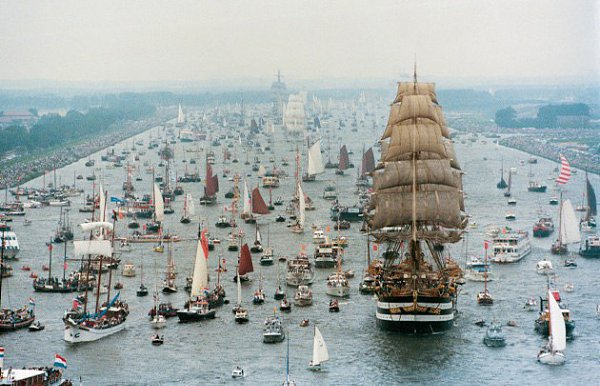 Парад кораблей в Амстердаме.«Sail Amsterdam» проводится один раз в пять лет в Амстердаме и ...