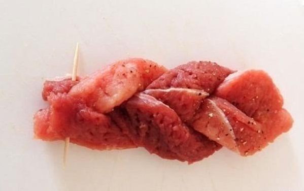 Нежные мясные косички.Ингредиенты:Филе свинины — 500 гРепчатый лук — 1 головка Лимон — шт.Горчица — ...