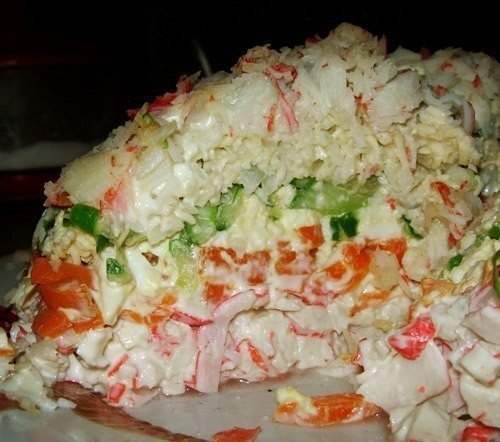 МОРСКОЙ САЛАТИК . ИНГРЕДИЕНТЫ: 1 слой-крабовое мясо, 2 слой- сыр (на тёрке), 3 слой-огурец, 4 ...