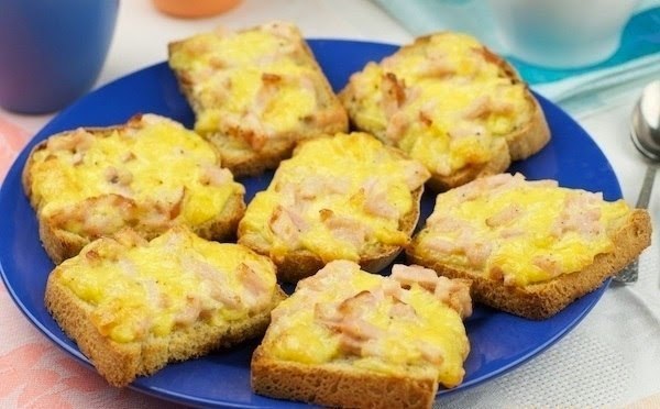 Горячие бутерброды с ветчиной и сыром.Ингредиенты:100 г ветчина1 ст. л. майонез1 щепотка перец ...