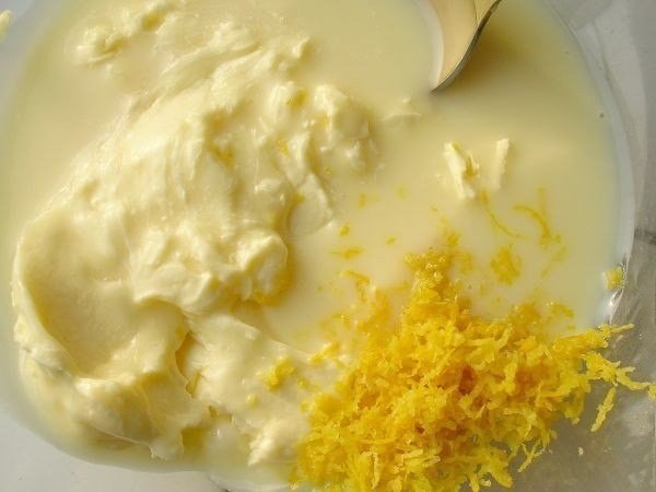Слоеное пирожное со сгущенкой. Нежные и мягкие пирожные из слоеного теста и крема со сгущенкой, ... - 3