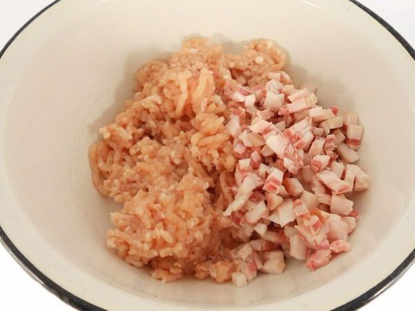 Куриная колбаса в домашних условиях. Куриная колбаса, приготовленная в домашних условиях, получается ... - 2
