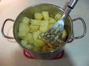 Картофельная запеканка с мясом. 1200 грамм картофеля; 250 грамм любого отварного мяса; 150 грамм ... - 2