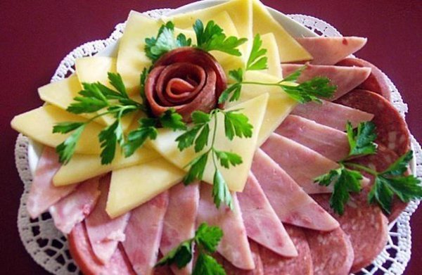 Идеи оформления мясной нарезки на праздничный стол - 4