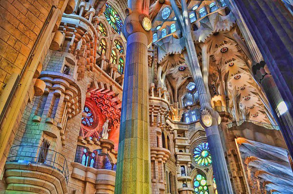 Sagrada Familia - самое памятное и гротескное творение Антонио Гауди.Одним из самых удивительных ... - 11
