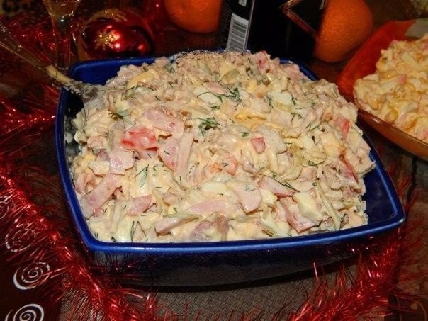 Салат "Праздничный". Салат из куриного мяса, ветчины, овощей и сыра получается очень ...