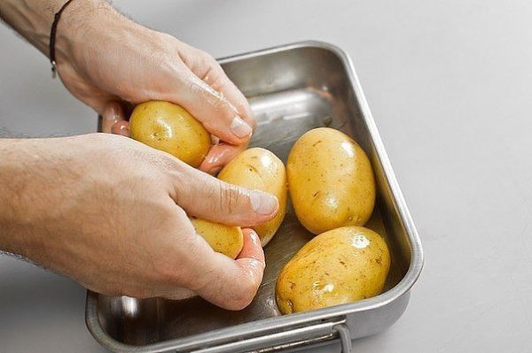 Картофель, запеченный в мундире. Ингредиенты (4 порции): Картофель - 4 шт. Чеснок - 4 зубчика Масло ... - 2