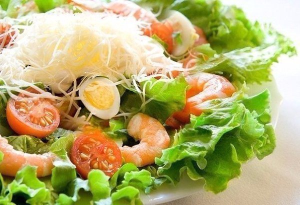 Салат с креветками.81 ккал на 100 гИнгредиенты:- Креветки 150 г- Листья салата 150 г- Помидоры черри ...