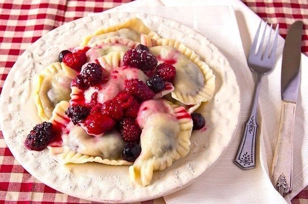 Научитесь лепить вкуснейшие сладкие вареники в мире! Ингредиенты: Для теста: 3 стакана муки 2 яйца ...