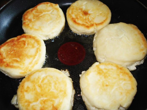 Сырники с вареной сгущенкой.Сырники с вареной сгущенкой — это оригинальная альтернатива обычным ... - 6