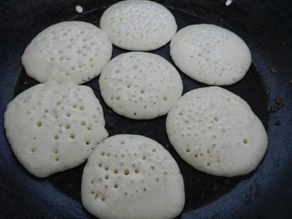 Оладушки как у бабушки.Итак, на слегка забродивший пакет кисломолочного продукта (в моём случае это ... - 3