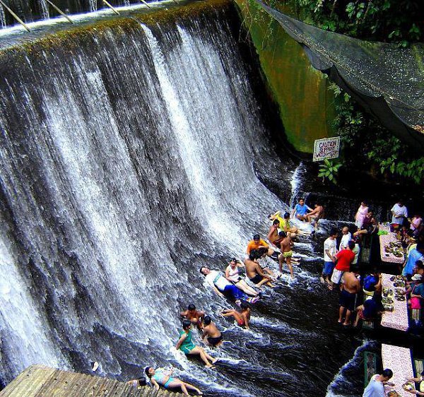 Отель Villa Escudero (Филиппины) организовал свой ресторан у самого настоящего водопада. - 5