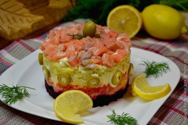 Шуба по-царски.Ингредиенты:Свекла отварная – 50 гМорковка отварная – 50 гКартошка отварная – 50 ...