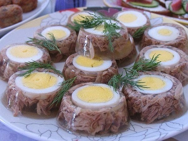 Вкуснейший холодец.Он ни кого не оставит равнодушным! Шикарно украсит любое застолье!Я сварила из ...