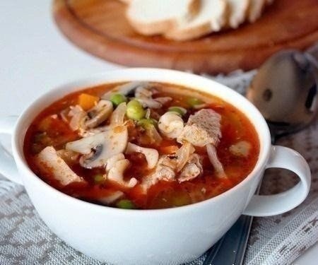 Суп из свинины с шампиньонами и зеленым горошком.Ингредиенты на 4 порции:500 г свинины на косточке2 ...