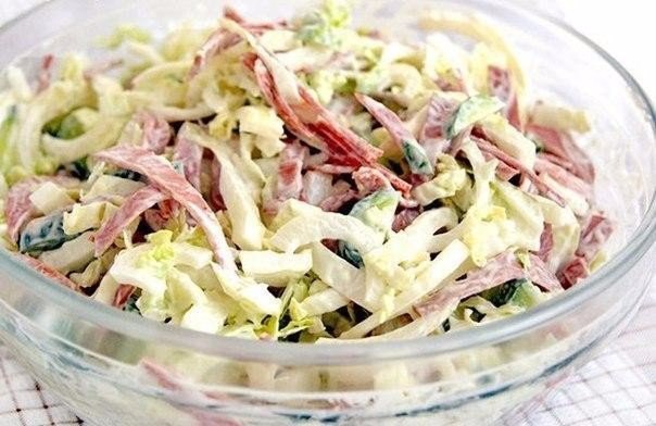 Салат "Быстро и вкусно" Ингредиенты: - капуста - свежий огурец - лучок - колбаска (кому ...