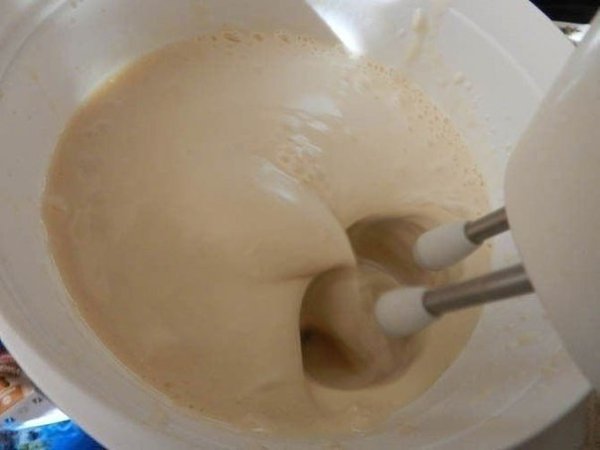 Оладушки как у бабушки.Итак, на слегка забродивший пакет кисломолочного продукта (в моём случае это ... - 2