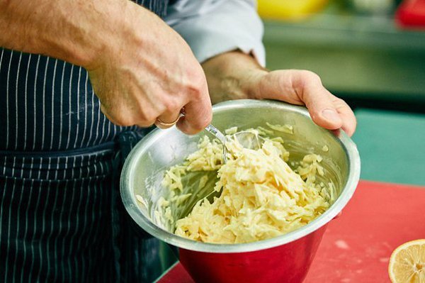 Драники.ИНГРЕДИЕНТЫкартофель 6 шт.яйца куриные 1 шт.мука 2 ч.л.сметана 150 гспеции по вкусуукроп для ... - 2