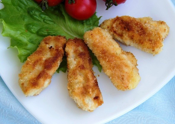 Куриные наггетсы. Чтобы куриная грудка получилась сочной и вкусной, можно приготовить из нее ...