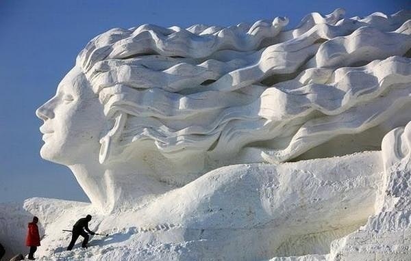 Гигантская женщина из снега, Япония.Чтобы порадовать друзей этим постом - нажмите