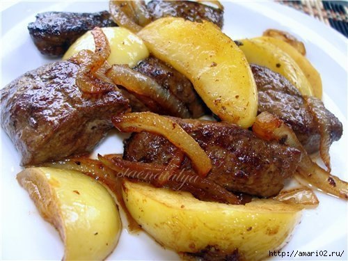 Очень вкусная печенка. Нам понадобятся: Яблоки кислые, печень куриная, лук репчатый, вино белое ...