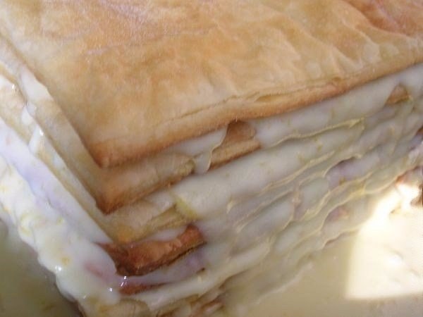 Слоеное пирожное со сгущенкой.Нежные и мягкие пирожные из слоеного теста и крема со сгущенкой, ... - 5