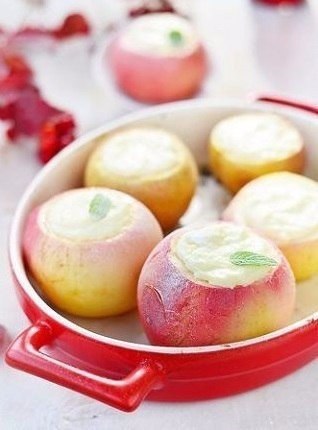 Печеные яблоки с творогом.Ингредиенты:Яблоко — 6 шт.Творог — 150 г.Желток яичный — 1 шт.Сахарная ...