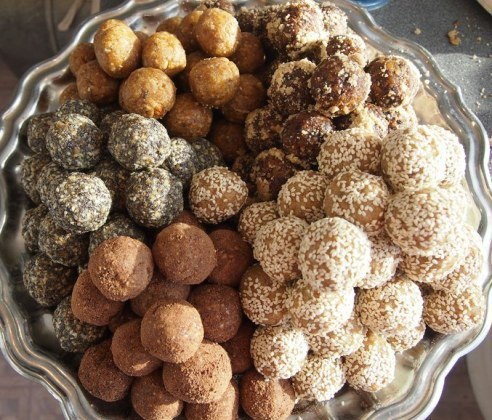 Вкусные и полезные домашние конфетки.Ингредиенты:чернослив – 80 гкурага – 80 гизюм – 50 горехи ( ...