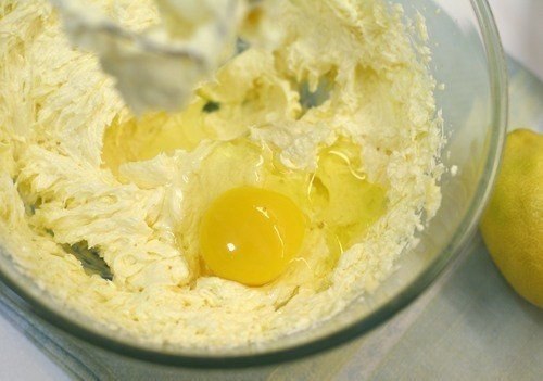 Лимонный кекс.Ингредиенты:- 200 г масла- 150 г сахара- цедра одного лимона- 4 яйца- 1 чайная ложка ... - 2