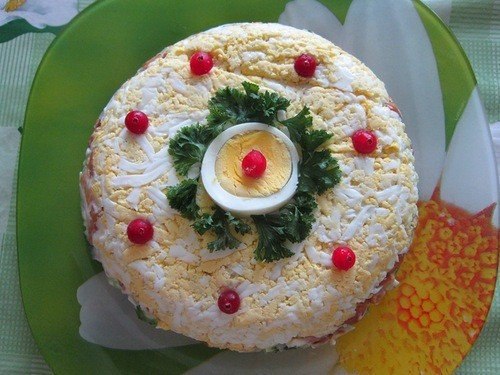 Салат "Иринка" Ингредиенты:Копченая курица 200 гогурец свежий 150 ггрибы маринованные 150 ...