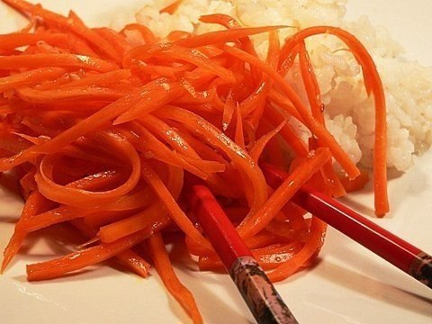 Салаты по-корейски.1. Морковь по-корейскиИнгредиенты: - 500 г крупной сочной моркови- 1 столовая ...