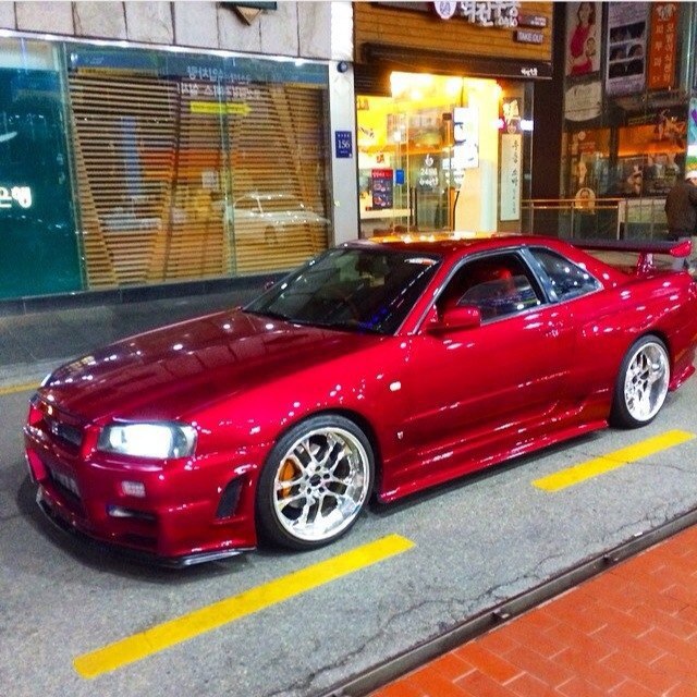 Nissan Skyline GT-R R34 - 4