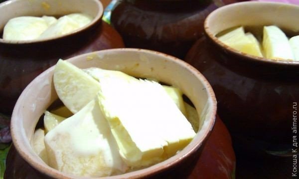Картошка, тушенная с мясом в горшочке.Ингредиенты:Картошка — 16 шт)Мясо — 4 ломтика)Сметана — 1 ... - 6