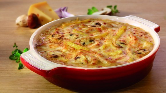 Жюльен по-домашнему.Ингредиенты:250 г куриного мяса2 средних клубня картофеля150 г шампиньонов1 ...