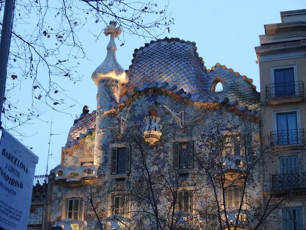 Antoni Gaud.Casa Batlo at night - 3