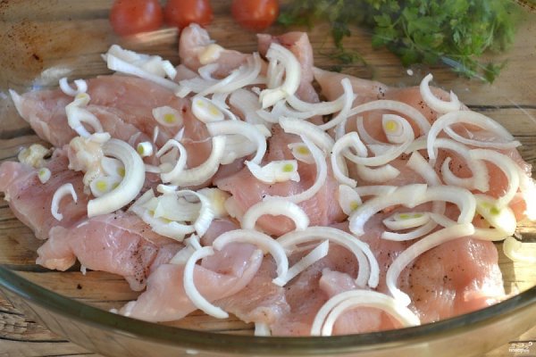 Куриные грудки по-французски. Ингредиенты: Куриное филе — 1 Штук Сыр твердый — 80 Грамм Лук репчатый ... - 4